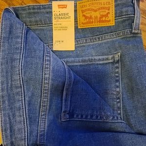 BNWT Classic Straight Levi Jeans